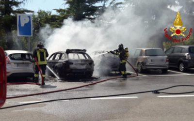 A Dueville nel park fuori dall’autostrada un’auto prende fuoco e le fiamme divorano altri mezzi