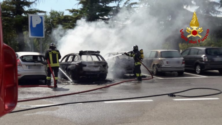 A Dueville nel park fuori dall’autostrada un’auto prende fuoco e le fiamme divorano altri mezzi