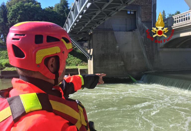 Bacchiglione: scout nel rullo della chiusa col kayak, salvi  [VIDEO]