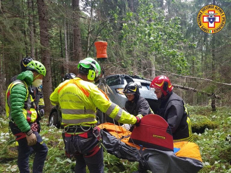 Mette la retro e l’auto rotola nella scarpata per 50 metri: ferita!