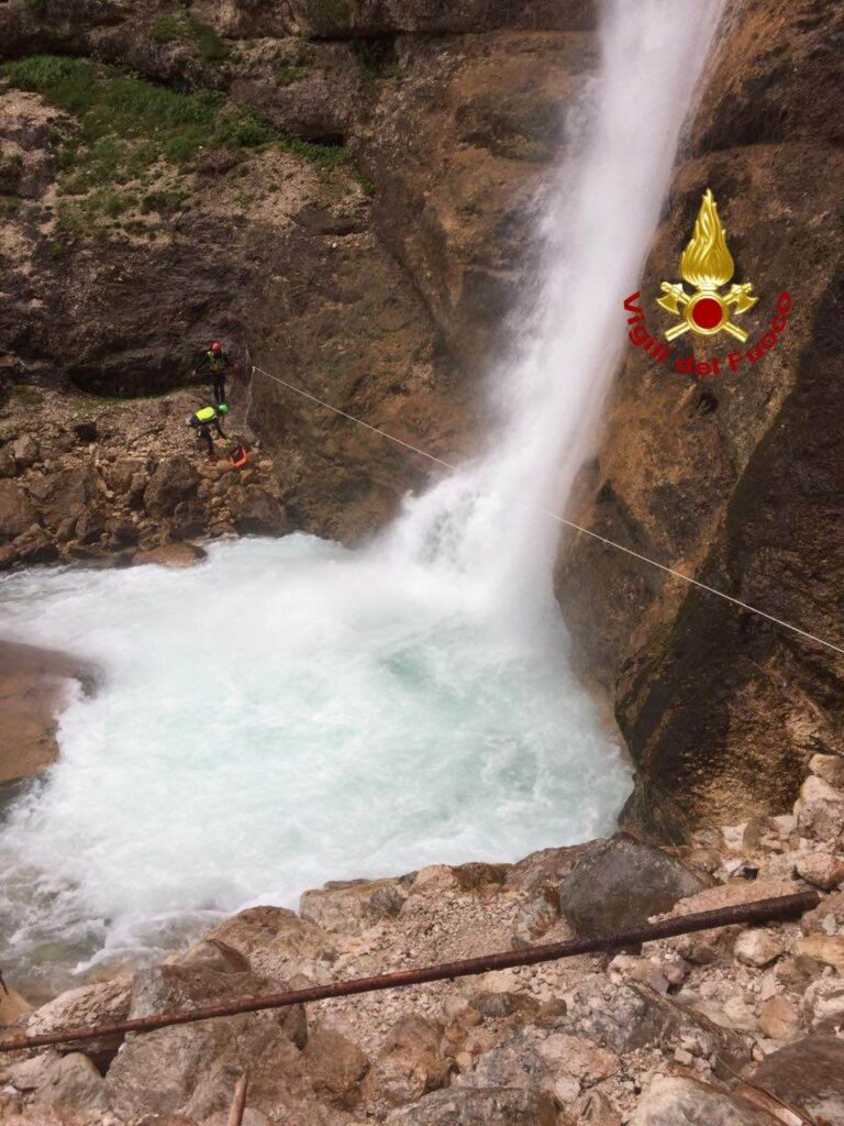 Si cerca uomo caduto nelle cascate di Fanes a Cortina