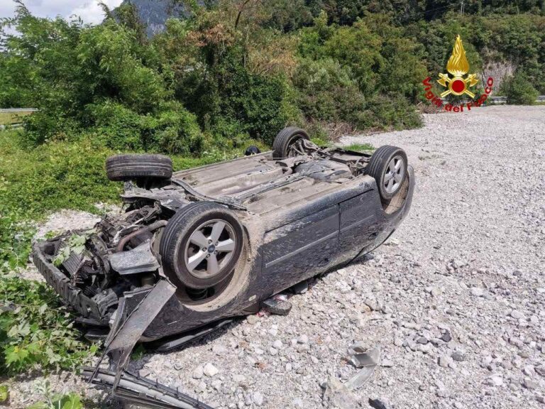 Auto fuori strada e capovolta  in Cadore, due feriti