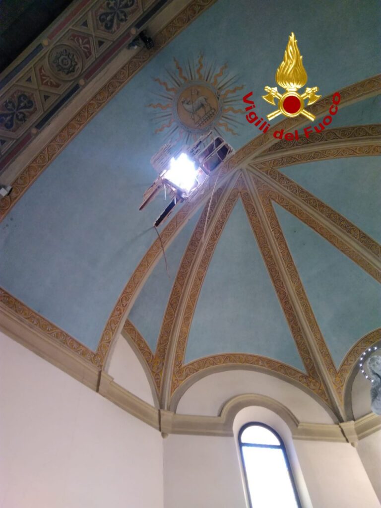 Maltempo: cade pinnacolo da campanile di San Zeno in Monte, parroco illeso