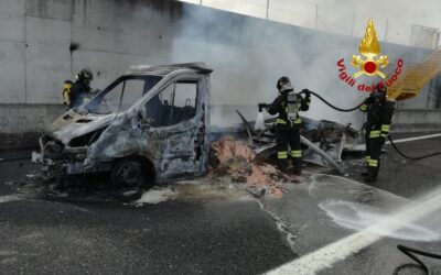 Furgone in fiamme in A4, traffico in tilt
