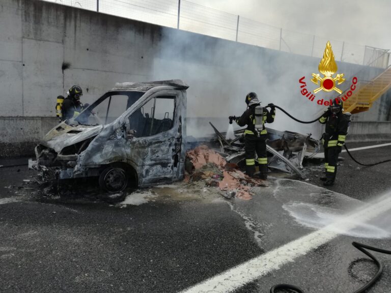Furgone in fiamme in A4, traffico in tilt