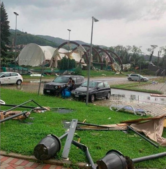 Maltempo: vento a 120 km/h scoperchia tetti e palestre