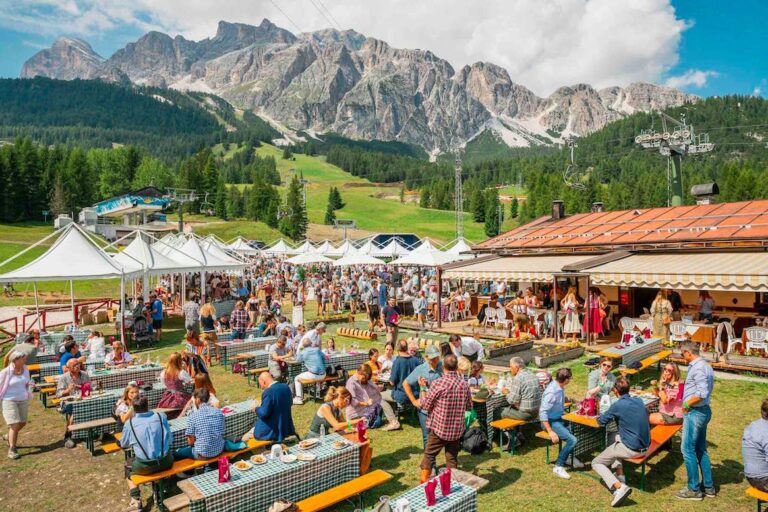 Coronavirus: un positivo al Cortina Summer Party, domani tampone gratis per tutti
