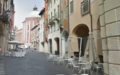 Scippato sotto casa in pieno centro, ladri in fuga