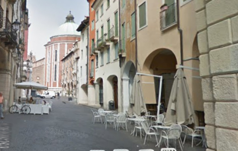 Scippato sotto casa in pieno centro, ladri in fuga