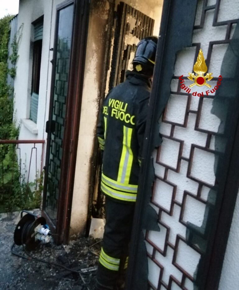 Caldo africano: condizionatore in fiamme, un ferito