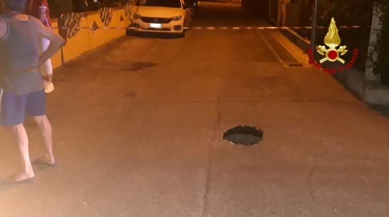 Si apre voragine, strada chiusa