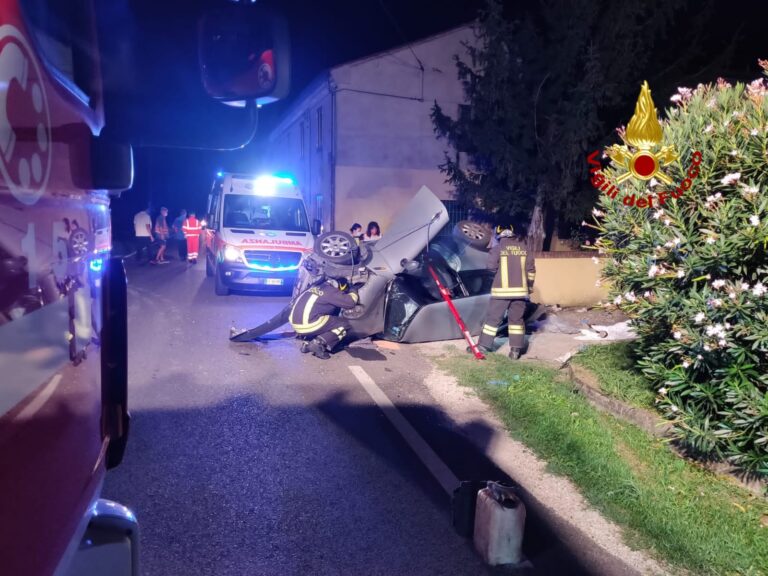 Si schianta contro un muretto: morto 53enne