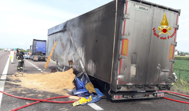 Camion in fiamme, traffico in A4 bloccato