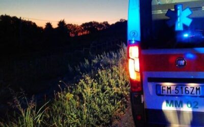 Si sporge dall’auto in corsa e batte la testa contro ramo: morto 20enne