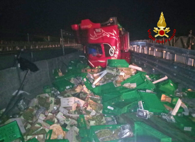 Camion contro new jersey: Romea chiusa per… Uva