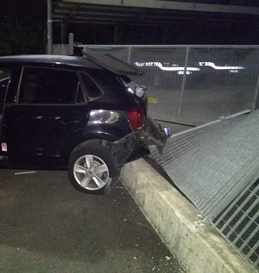 Assalta armato di coltello la sede della polizia locale e ferisce agenti e carabinieri: arrestato