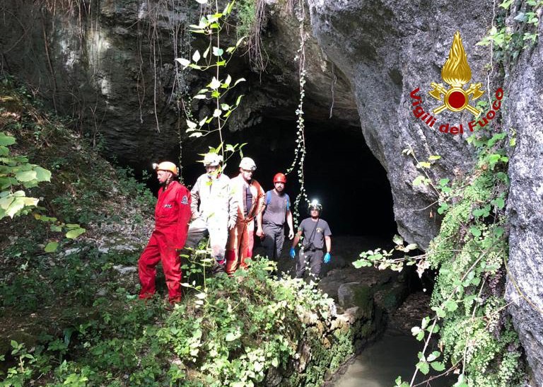 Tragedia di Priabona/1 – Speleologo muore in grotta: colpito da un masso