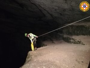 soccorritori CNSAS si calano nello Sieson