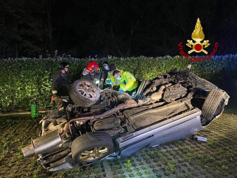 Auto fuori strada: si rovescia, giovane morto