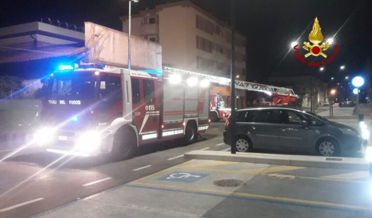 Incendio in ricovero abusivo dei senzatetto