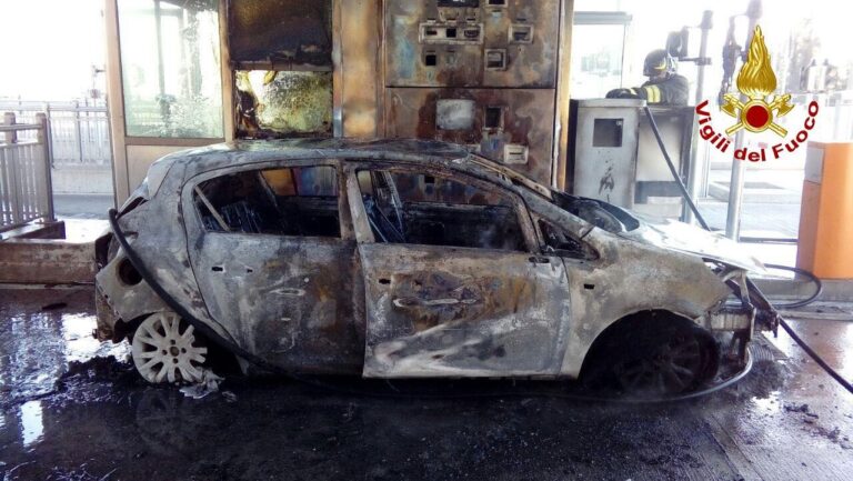 Auto in fiamme al casello di Breganze: salve le occupanti