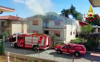 Incendio in cucina: due donne in ospedale per il fumo [VIDEO]