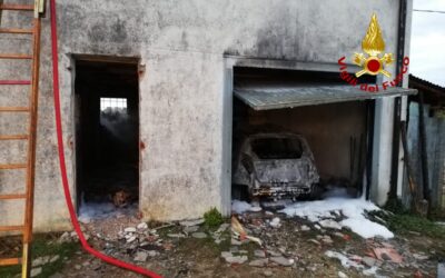 Incendio all’alba a Nanto: a fuoco due trattori e un’auto