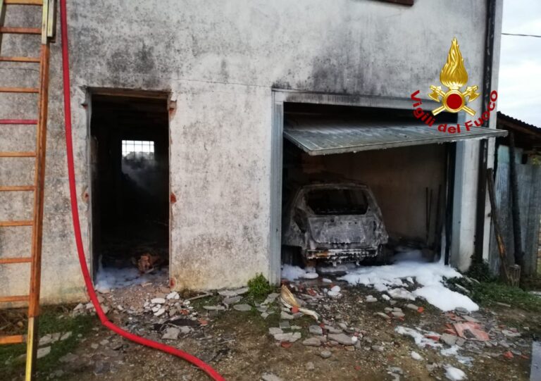 Incendio all’alba a Nanto: a fuoco due trattori e un’auto