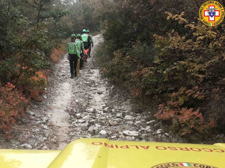 Si frattura una gamba arrampicandosi in cava di riolite