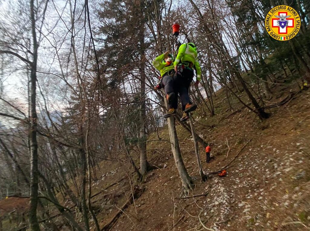 operatori CNSAS con verricello elicottero