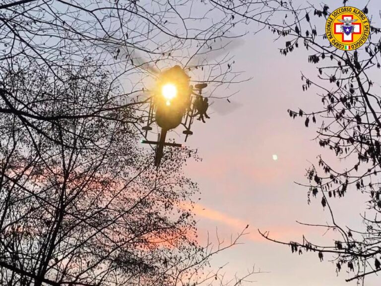 Recuperato escursionista con caviglia fratturata sotto il Serva