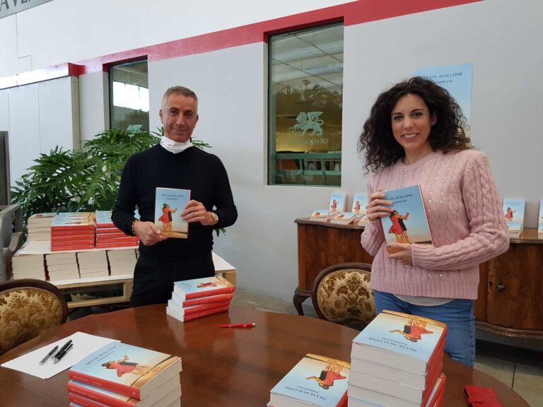 La scrittrice Silvia Avallone in Grafica Veneta per “Un’Amicizia” di Rizzoli