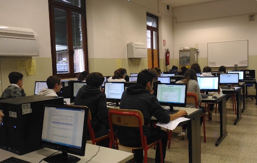 Col pc sulle ginocchia davanti alla scuola: flash-mob degli studenti a Padova