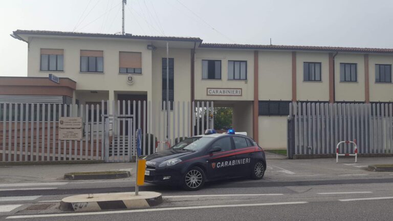 Perseguita ex moglie e figlia: arrestato dai carabinieri