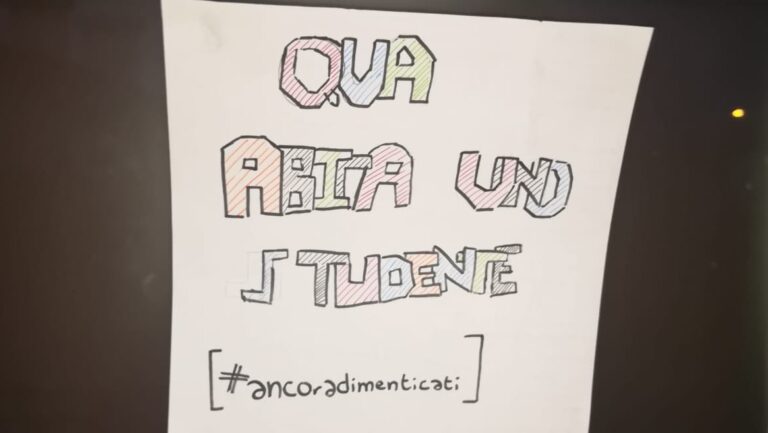 Cartelli fuori da case e scuole a sostegno degli studenti in DAD