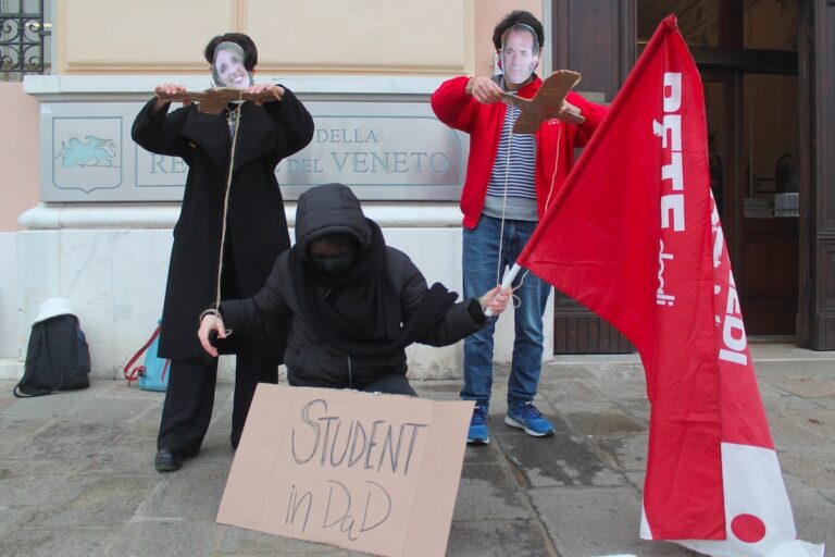 Flashmob degli studenti in Regione Veneto: piano di istruzione? Il vostro è distruzione!