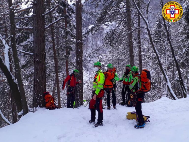Monte Grappa – Perde l’equilibrio e scivola sulla neve ghiacciata per 200 metri: salvato dal Soccorso alpino