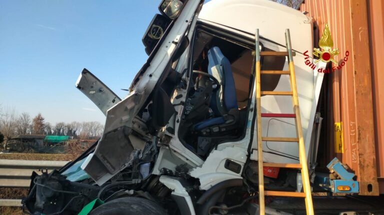 In A4 tra Portogruaro e San Stino tamponamento tra TIR: un morto