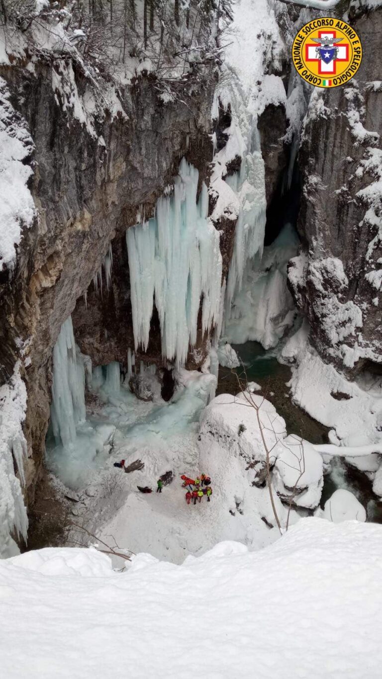 Alpinista ferito sulla cascata di ghiaccio dell’orrido dell’Acquatona