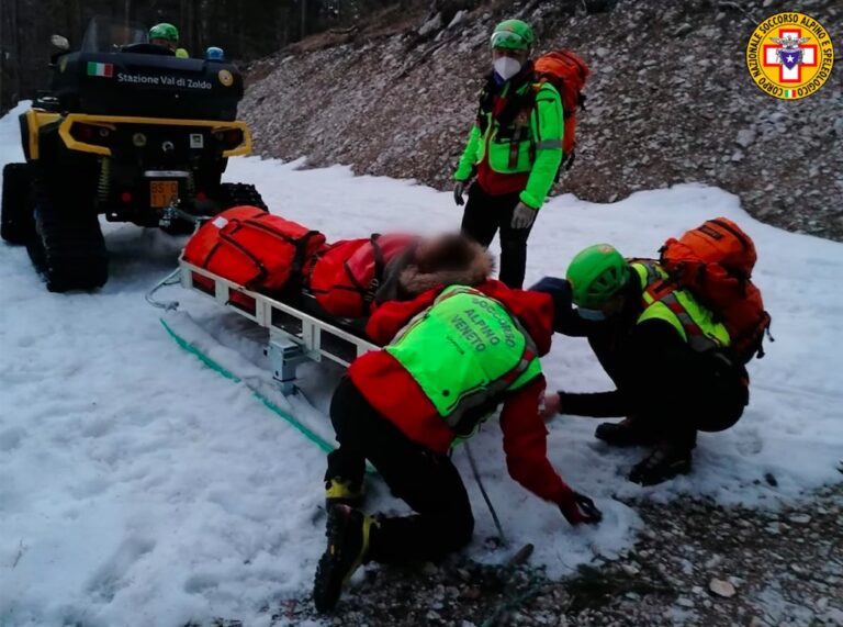 Distorsione al ginocchio per una 21enne al laghetto delle streghe