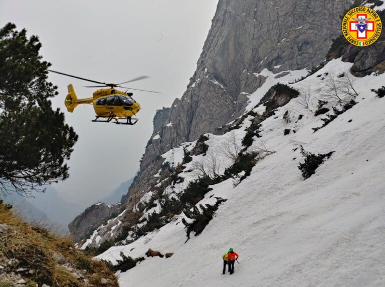 Un 55enne vola per 200 metri nel burrone e muore
