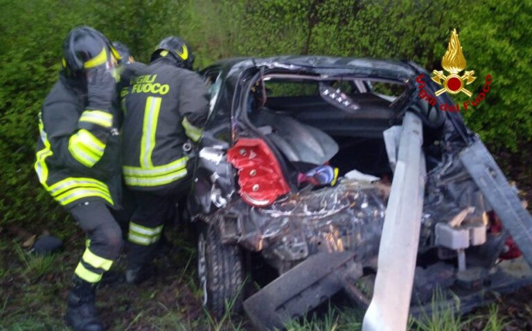Sbanda con l’auto e il guardrail entra nell’abitacolo: donna di 25 anni ferita