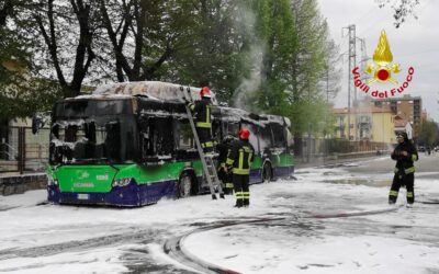Bus del trasporto urbano di Verona va in fiamme a Montorio [VIDEO]