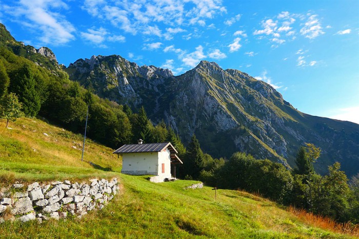 Scivola sulla roccia bagnata, cade e si fa molto male: lo recupera l’elicottero del Suem