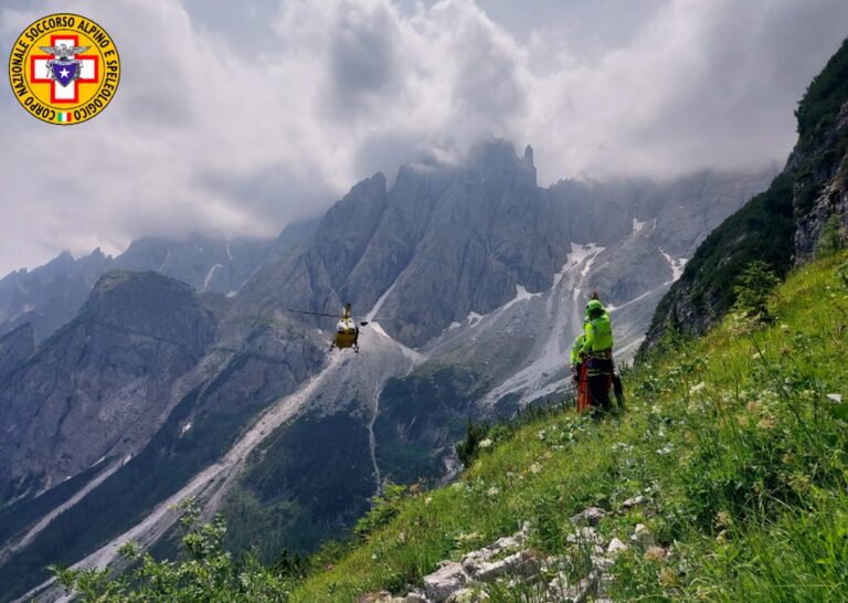 Donna infortunata sopra il passo Monte Croce Comelico