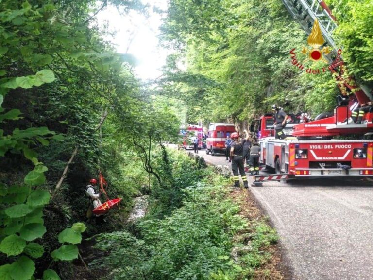 Con la bici giù per la scarpata: morto