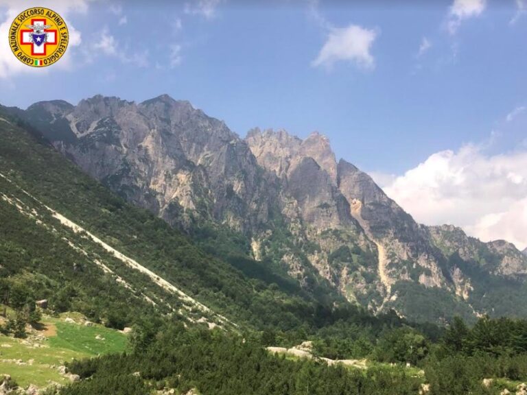 Tragedia sulle Piccole Dolomiti: cade in un vaio del Fumante e muore
