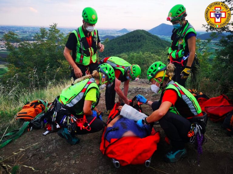 Inciampa su una radice e si infortuna seriamente: donna di 60 anni recuperata