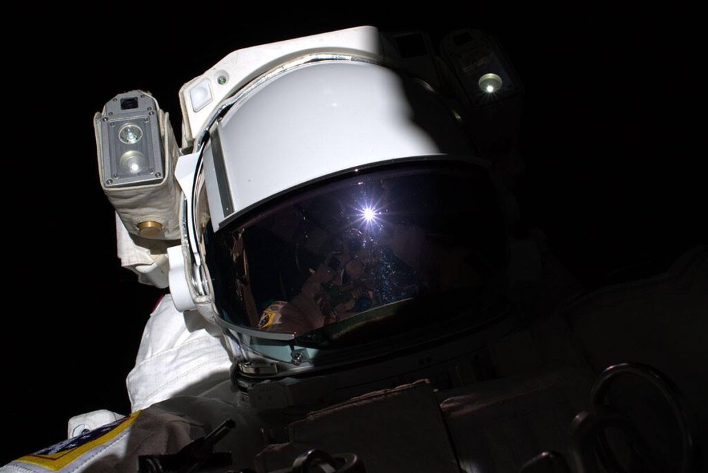 selfie di Luca Parmitano in passeggiata nello spazio