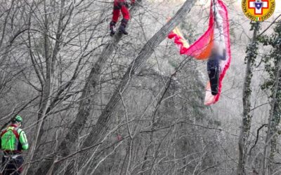 Pilota di parapendio miracolato precipita sul bosco secco ai piedi del Grappa e rimane sospeso